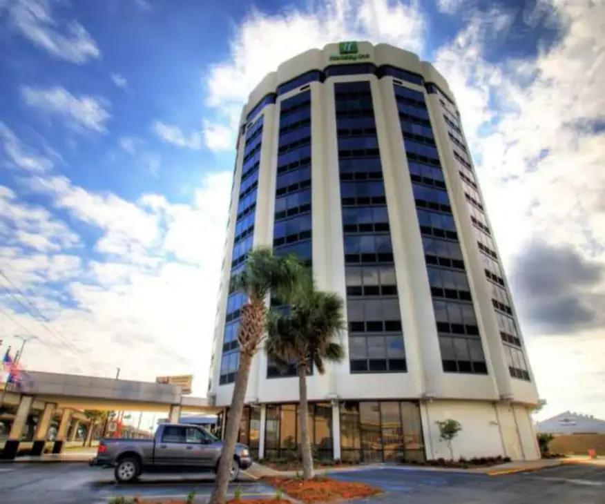 Holiday Inn, Westbank Expressway exterior